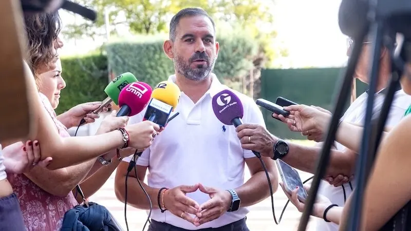 El concejal de Festejos en el Ayuntamiento de Guadalajara, Santiago López Pomeda, atendiendo este viernes a los medios