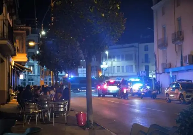 Tres heridos en una pelea con botellas de vidrio rotas y armas blancas en un bar, reyerta, tiroteo,