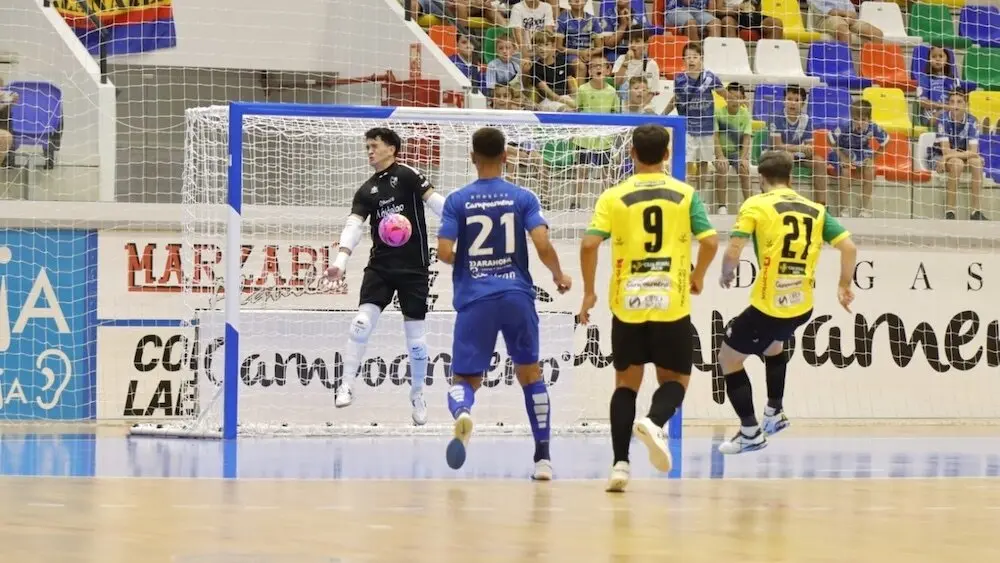 El Jaén impone su pegada y supera al Manzanares en su debut ante la afición (2-5)