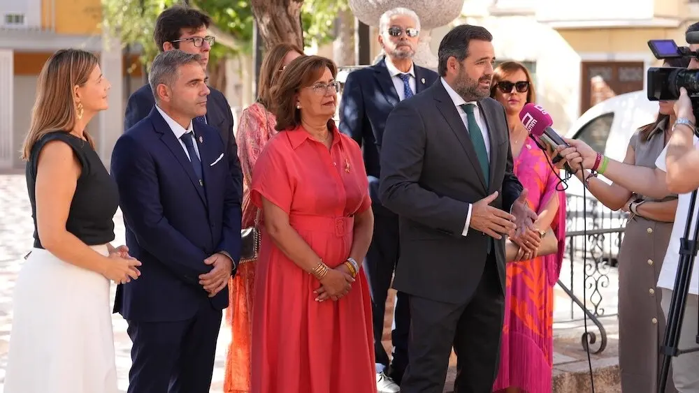El presidente del PP de Castilla-La Mancha, Paco Núñez, atendiendo a los medios de comunicación este domingo en Navahermosa (Toledo)