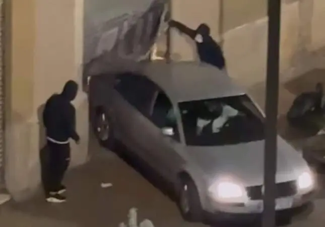VIDEO. Estampan el coche contra un estanco para robar y lo dejan para huir a pie