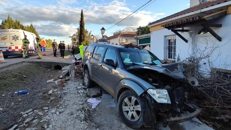 Imagen de archivo de un accidente de tráfico con un turismo estrellado contra una vivienda tras salirse de la vía