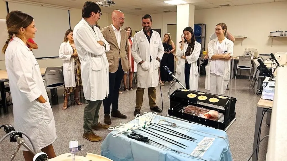 El director general de Recursos Humanos y Transformación del Sescam, Iñigo Cortázar, durante la visita que ha realizado al nuevo aula de simulación de cirugía laparoscópica de la Gerencia de Atención Integrada Mancha Centro