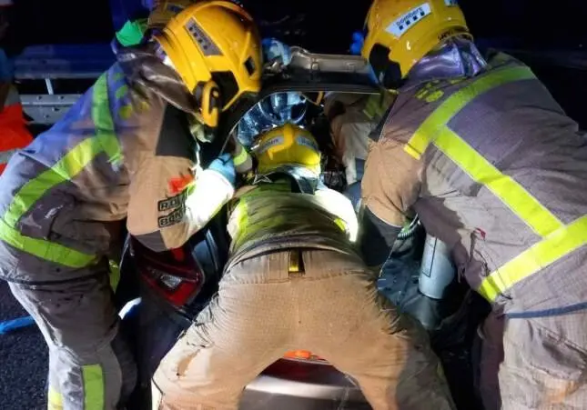 Bomberos excarcelan al joven conductor de un vehículo tras chocar con un jabalí
