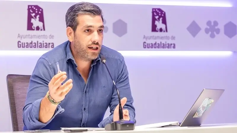 El concejal de Medio Ambiente en el Ayuntamiento de Guadalajara, José Luis Alguacil, durante la rueda de prensa que ha ofrecido