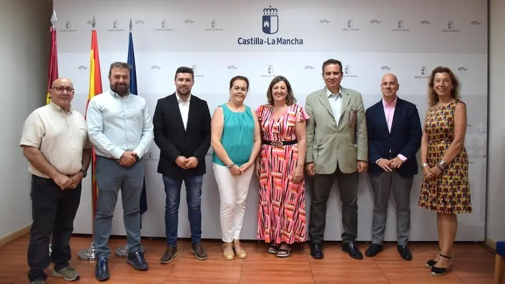 La consejera de Economía, Empresas y Empleo, Patricia Franco, se ha reunido con la alcaldesa de Villarrubia de Santiago (Toledo) y responsables de la empresa Nomad Solar Energy