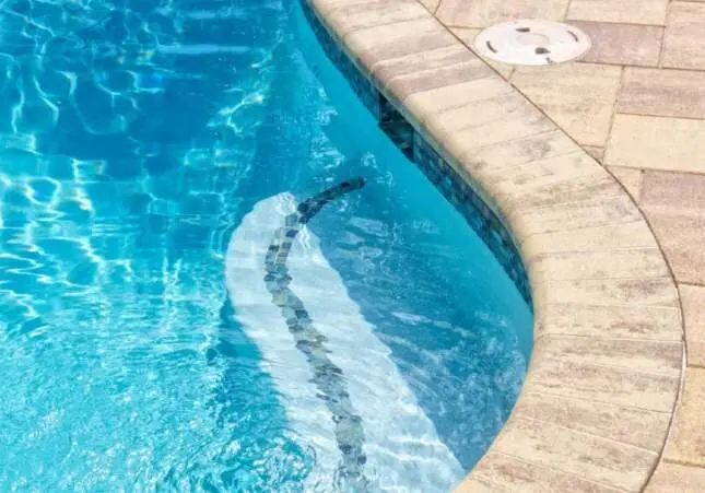 Hallan el cadáver de una mujer ahogada en extrañas circunstancias en su piscina