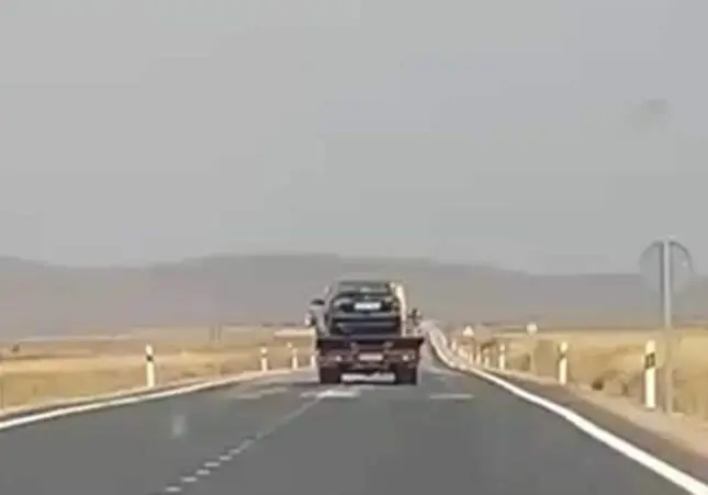VIDEO. Conduce una grúa ebrio mientras va haciendo eses por el medio de la carretera