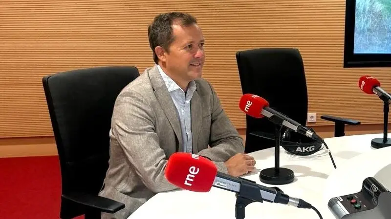 El alcalde de Toledo, Carlos Velázquez, en un momento de la entrevista en RNE