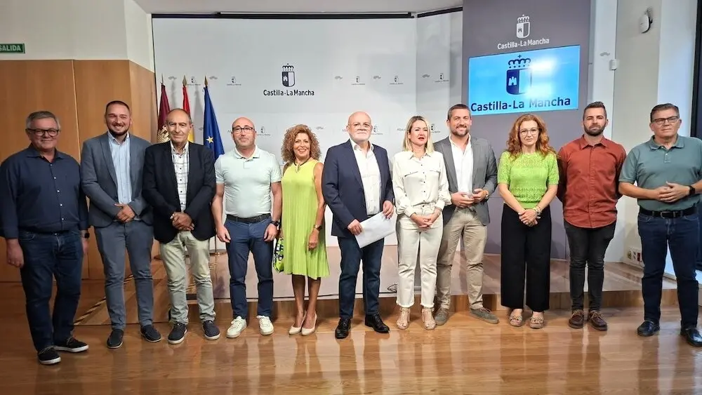 El delegado de la Junta en la provincia de Albacete, Pedro Antonio Ruiz Santos, ha presentado junto a los delegados provinciales el stand de la institución en la Feria de Albacete de 2025