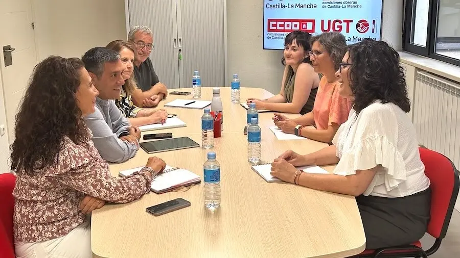 Los secretarios generales de UGT y CCOO Castilla-La Mancha, Lola Alcónez y Javier Ortega, han mantenido un encuentro de trabajo con responsables de sus equipos