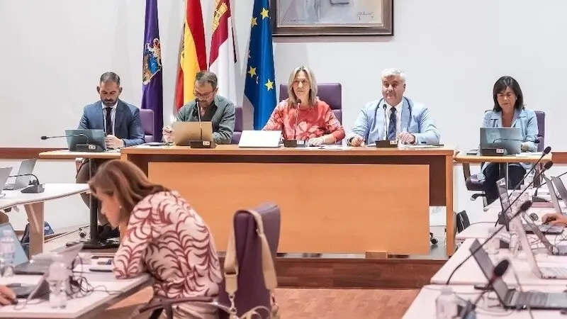 La alcaldesa de Guadalajara, Ana Guarinos, ha presidido la sesión del Pleno del Ayuntamiento
