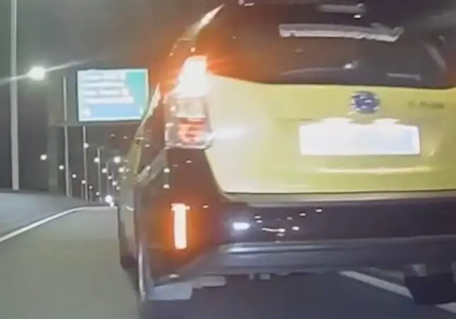 VIDEO. Un taxista se enfada con un motorista, le intenta cegar y provoca un choque