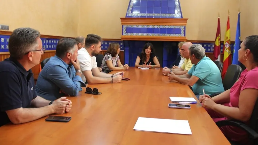 La delegada de la Junta en la provincia de Ciudad Real, Blanca Fernández, durante la reunión que ha mantenido con los trabajadores de la contrata de la Química de Repsol en Puertollano, Eserman