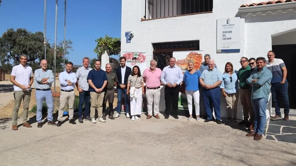 La Junta y la empresa DeRaza ibérico colaborarán para seguir mejorando las estirpes de cerdo ibérico y el sistema agroganadero y forestal del Dehesón del Encinar