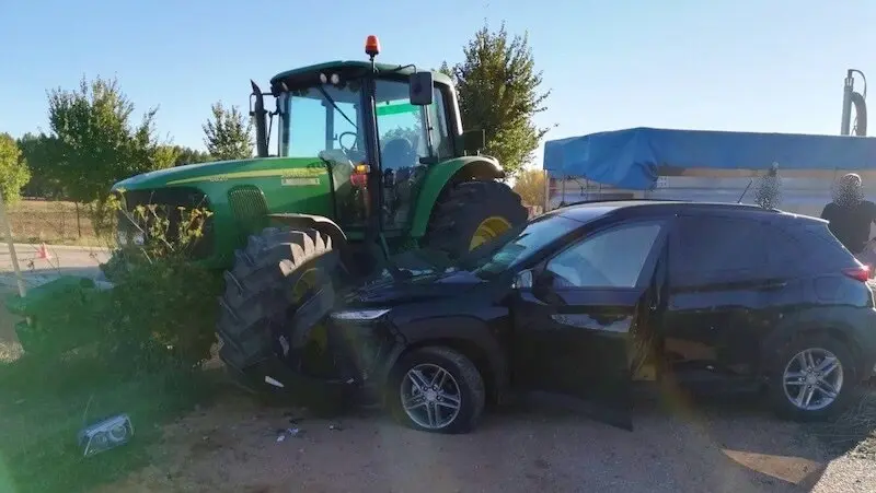 Imagen de archivo de un accidente de tráfico con un coche y un tractor implicados
