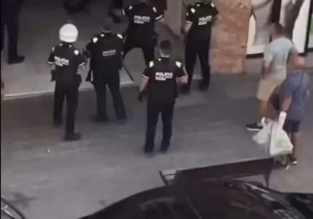 VIDEO. Un joven armado con un cuchillo ataca a peatones y agentes de la policía