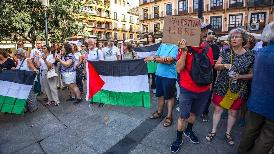 'Marcha por Palestina' convoca una concentración para protestar por la participación del equipo de Israel en la Vuelta 2025 - EFE/Ángeles Visdómine