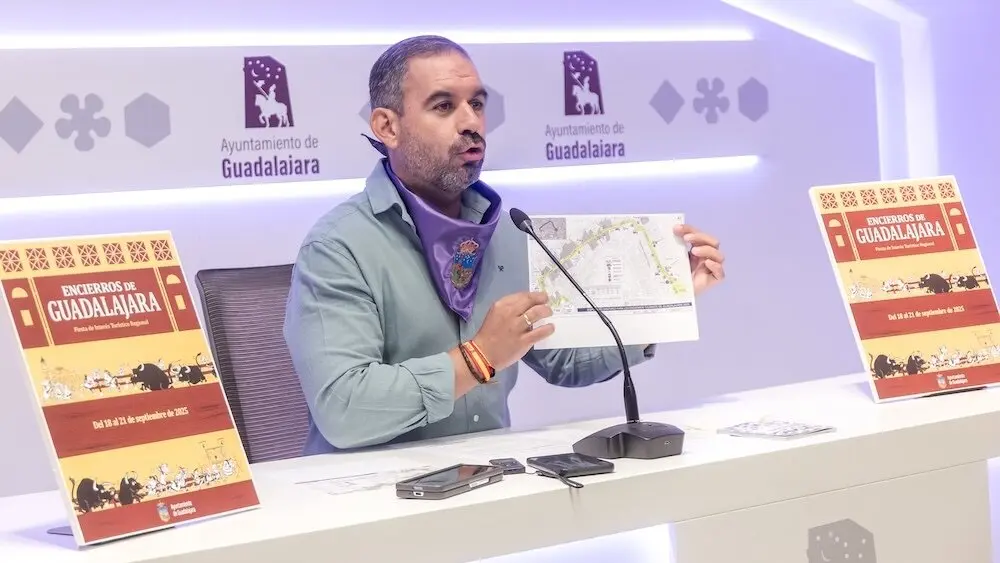El tercer teniente de alcalde y concejal de Festejos y Asuntos Taurinos de Guadalajara, Santiago López Pomeda, ha informado sobre el despliegue de los encierros