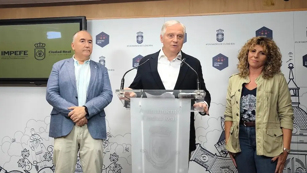 El alcalde de Ciudad Real, Francisco Cañizares, ha informado sobre el nuevo plan de empleo joven