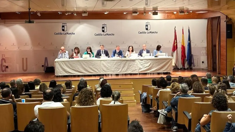 El consejero de Educación, Cultura y Deportes de Castilla-La Mancha, Amador Pastor, durante la reunión que ha mantenido con directores de centros educativos de la provincia de Guadalajara