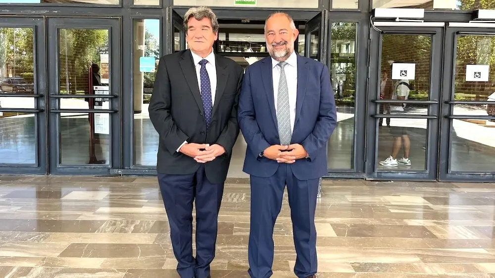 El gobernador del Banco de España, José Luis Escrivá, junto al rector de la UCLM, Julián Garde, este miércoles en la facultad albaceteña