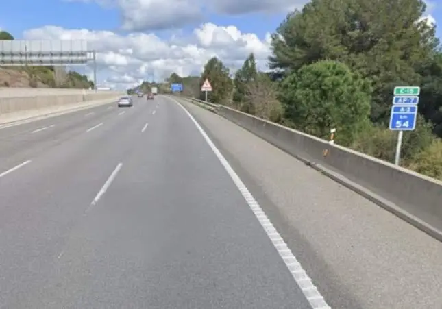 Hace señales a otro coche para que pare y robarle y podrían haber acabado muertos