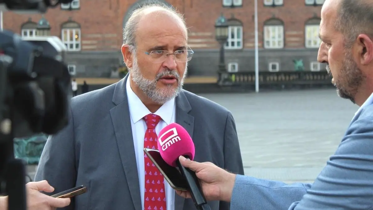 El vicepresidente primero del Gobierno de Castilla-La Mancha, José Luis Martínez Guijarro, atendiendo a los medios de comunicación este jueves en Copenhague (Dinamarca)