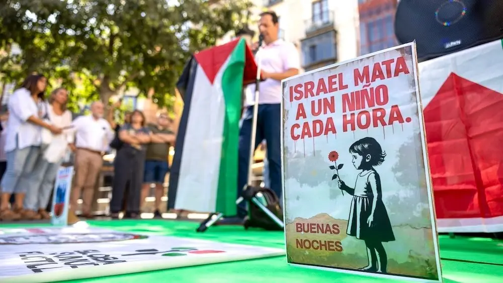 Miembros de la Plataforma Toledo por Palestina comienzan este jueves la lectura de los nombres de los niños que han perdido la vida en Gaza por el genocidio durante un acto celebrado en Toledo - EFE/Ismael Herrero
