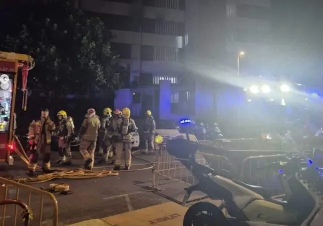 Heridos y vecinos atrapados en sus viviendas al incendiarse un piso en un bloque