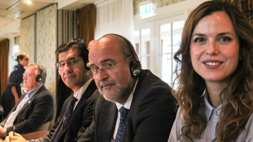 La directora general de Asuntos Europeos, Nazareth Rodrigo, junto a los vicepresidentes José Luis Martínez Guijarro y José Manuel Caballero, en un momento de la reunión del Comité de las Regiones