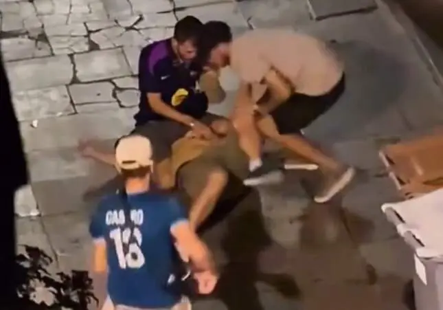 VIDEO. Tres ladrones muy violentos se lanzan sobre un chico y lo apalean para robarle