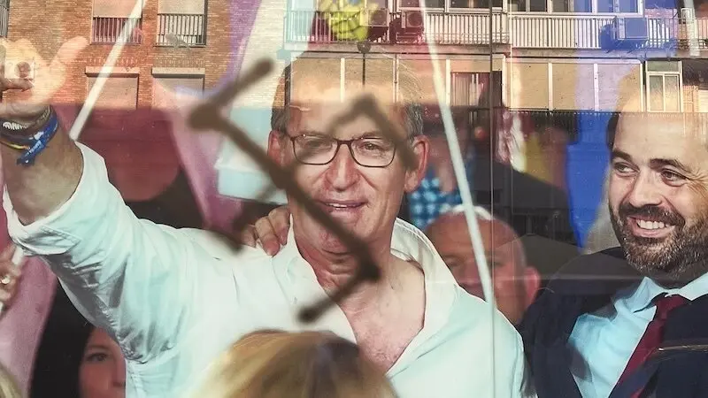 Vandalizan la sede del PP Castilla-La Mancha en Toledo con pintadas nazis y cristaleras golpeadas