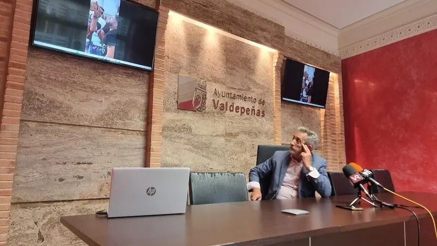 El alcalde de Valdepeñas, Jesús Martín, durante la rueda de prensa que ha ofrecido en el Consistorio