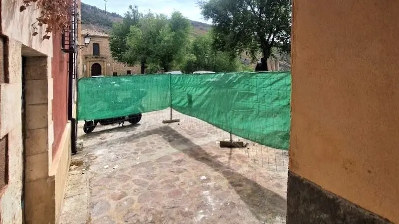 Cortado un acceso a la plaza Ciudad de Ronda de Cuenca por deficiencias en un edificio