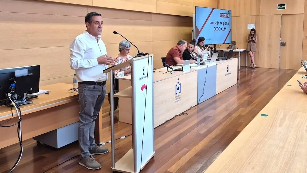 El secretario general de CCOO en Castilla-La Mancha, Javier Ortega, durante su intervención en el Consejo Regional que el sindicato ha celebrado en Toledo