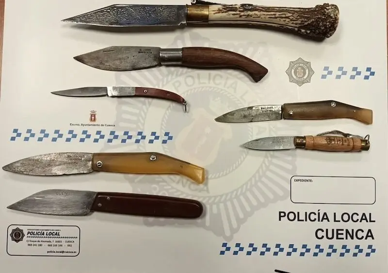 Les intervienen siete navajas cuando les denunciaban por una infracción de tráfico