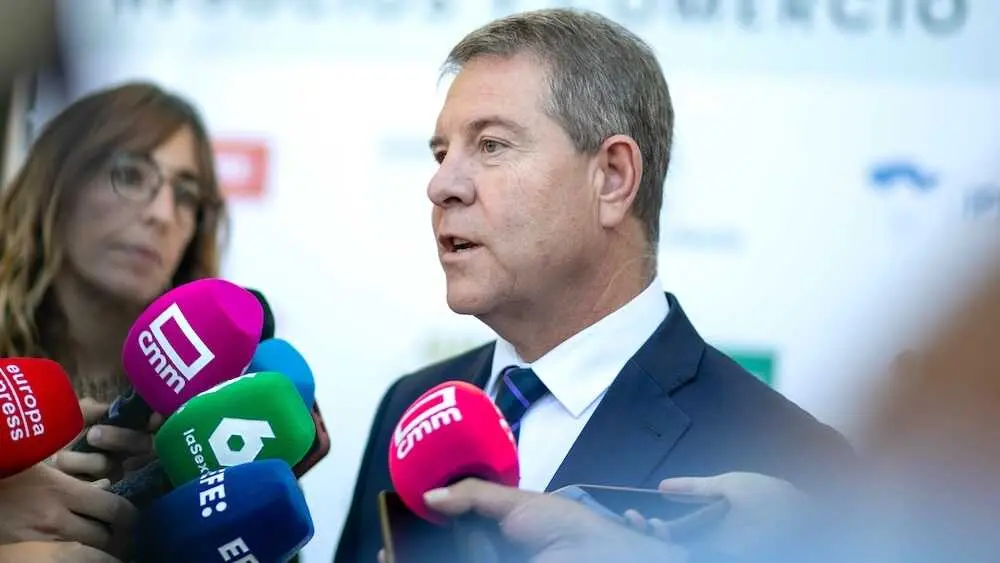 El presidente de Castilla-La Mancha, Emiliano García-Page, atendiendo a los medios de comunicación este miércoles en Toledo
