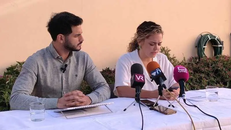 El concejal de Undas por Valdepeñas Alberto Parrilla y su pareja, Loida Donado, en rueda de prensa
