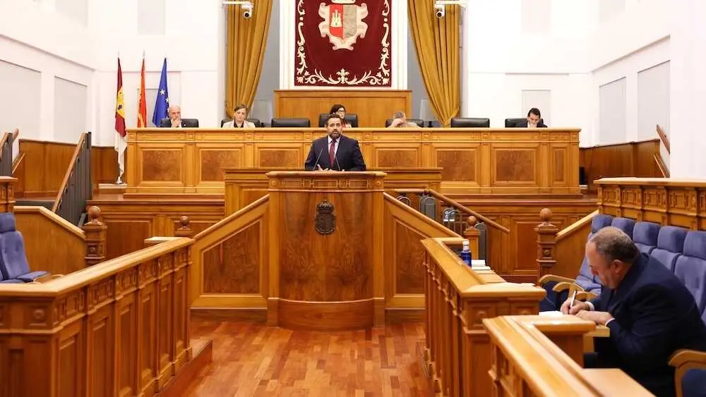El presidente del PP de Castilla-La Mancha, Paco Núñez, interviene en el pleno de las Cortes regionales mientras el consejero de Agricultura, Ganadería y Dearrollo Rural, Julián Martínez Lizán, toma notas desde su escaño