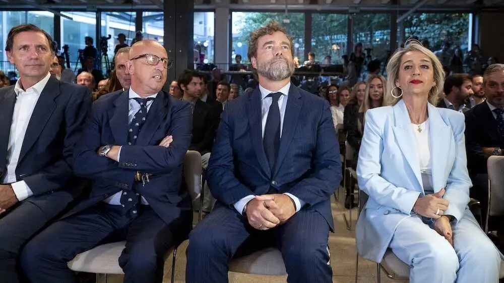 El exportavoz de Vox, Iván Espinosa de los Monteros (2d), presenta ‘Atenea’, su nuevo ‘think tank’. A su lado Inés Cañizares, la vicealcaldesa de Toledo - EP/Alberto Ortega