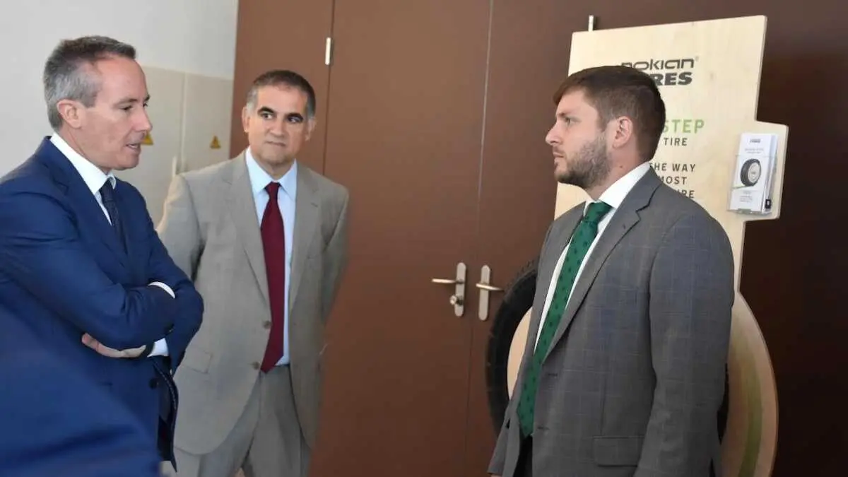 El consejero de Fomento, Nacho Hernando, ha visitado las instalaciones de Nokian Tyres en Santa Cruz de la Zarza (Toledo), uno de los primeros Proyecto de Singular Interés (PSI) aprobados por el Gobierno regional