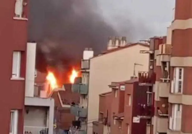 Reyerta después de que okupas provoquen un incendio en el edificio donde viven