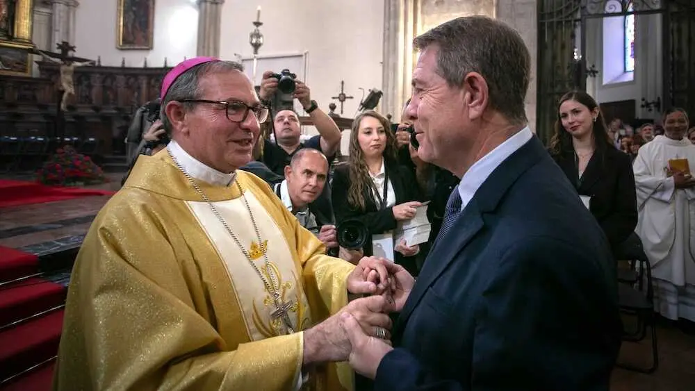El presidente de Castilla-La Mancha, Emiliano García-Page, ha asistido en Ciudad Real, a la celebración eucarística con motivo de la toma de posesión como obispo de la Diócesis de Ciudad Real de monseñor Abilio Martínez Varea