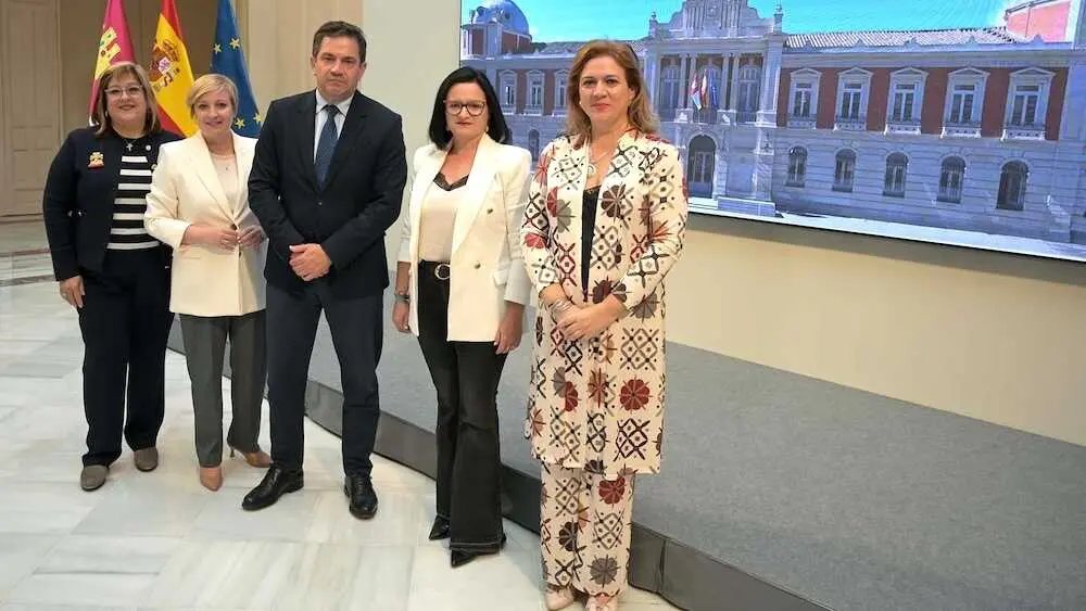 El presidente de la Diputación de Ciudad Real, Miguel Ángel Valverde, junto a diputadas tras la rueda de prensa que ha ofrecido