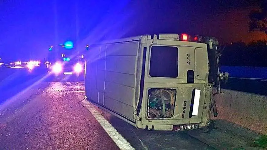 Salta de una furgoneta en marcha durante una huida y muere al volcarle encima