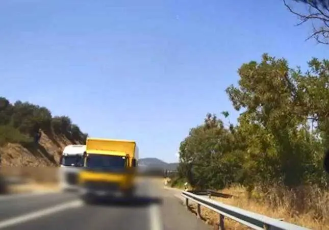VIDEO. Un camionero ha podido causar una tragedia adelantando a dos camiones