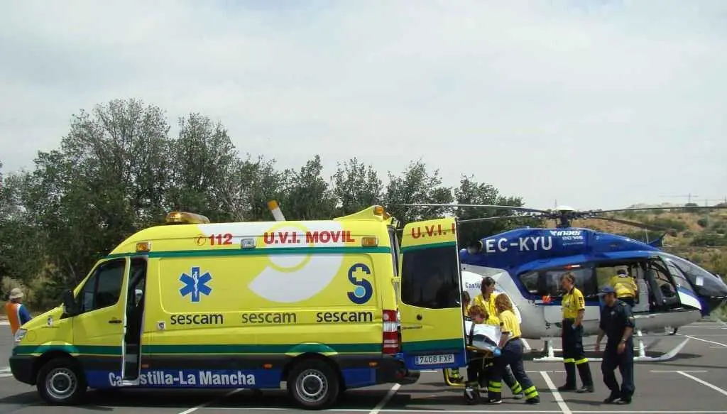 En la imagen de archivo una UVI m&oacute;vil y un helic&oacute;ptero medicalizado del Sescam y sanitarios movilizados ante una emergencia