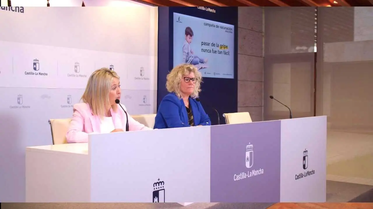 La directora general de Salud Pública, Laura Ruiz, y la directora general de Cuidados y Calidad del Sescam, Montserrat Hernández, han presentado en rueda de prensa la campaña de vacunación contra la gripe