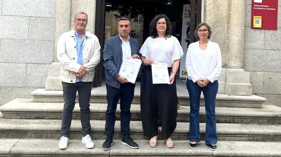 Los secretarios regionales de UGT y CCOO, Lola Alcónez y Javier Ortega, han registrado en la Delegación del Gobierno, en Toledo, la convocatoria de las movilizaciones previstas para el día 15 de octubre en los centros de trabajo